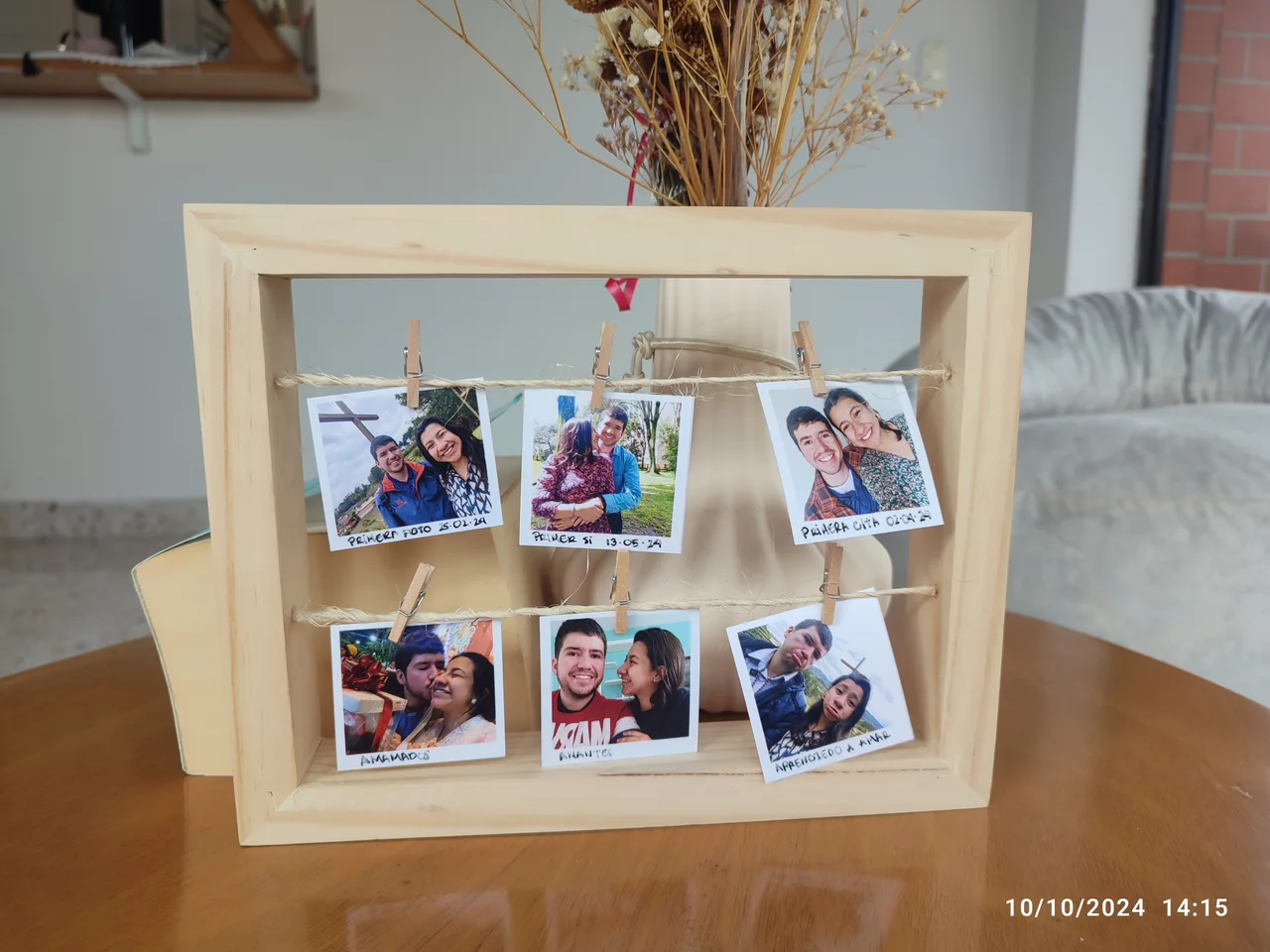 Un marco con una colección de fotografías de la pareja.