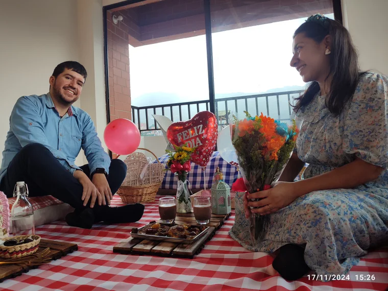 La pareja durante una celebración en casa.