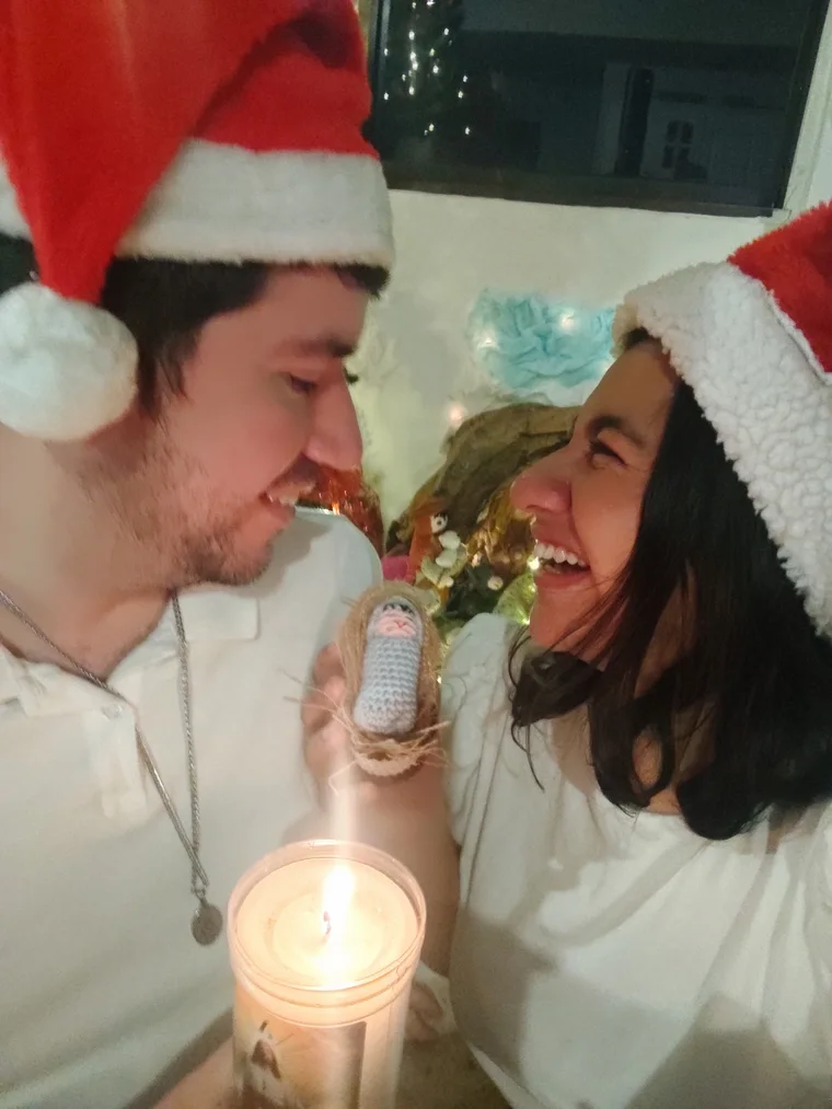 La pareja riendo durante una celebración navideña.